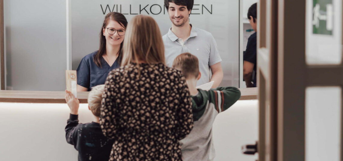 Roman-Alexander Nitsche mit Patienten an der Rezeption